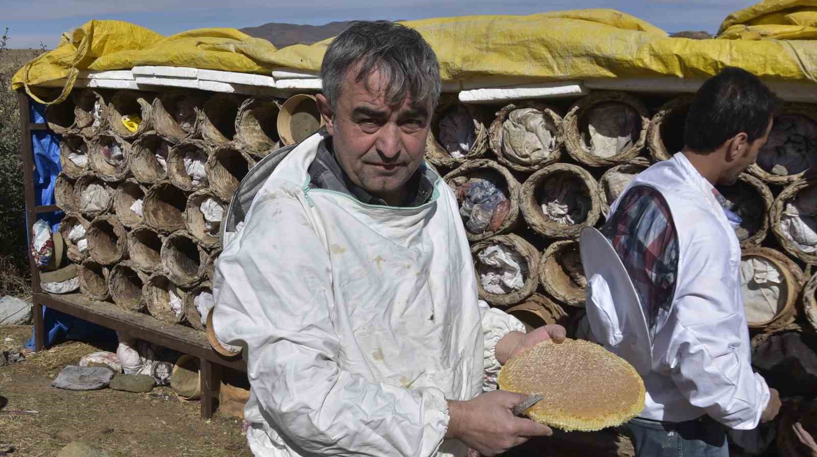 Bitlis’in ödüllü karakovan balının hasadı devam ediyor