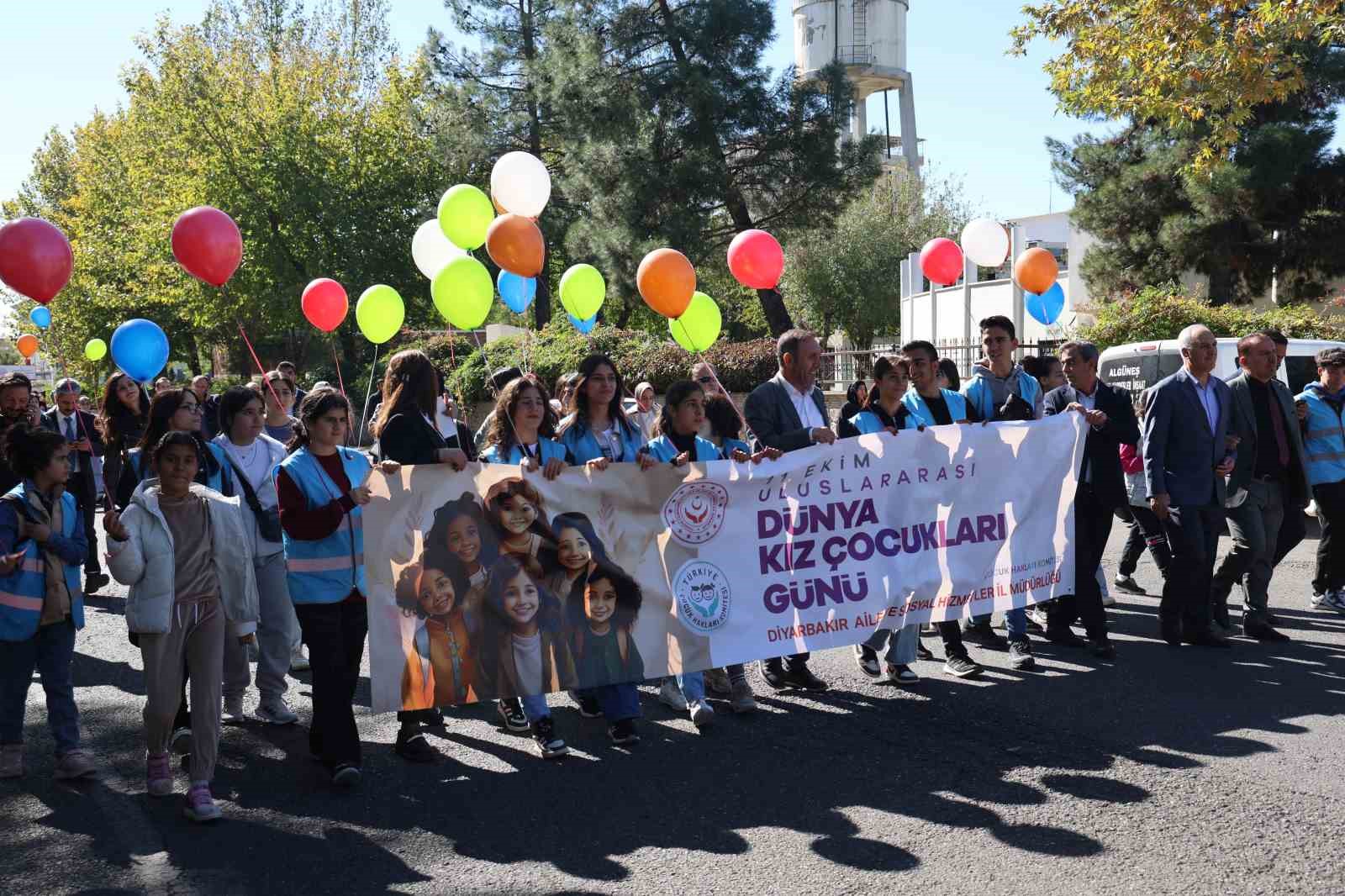 Diyarbakır’da kız çocukları gökyüzüne balon bıraktı