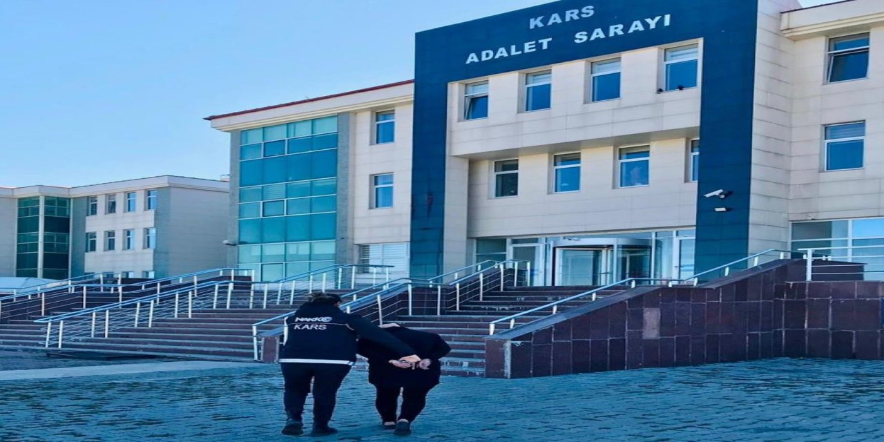 Kars’ta Uyuşturucu Operasyonu: Kuryenin Makadından 94 Parça Uyuşturucu Çıktı