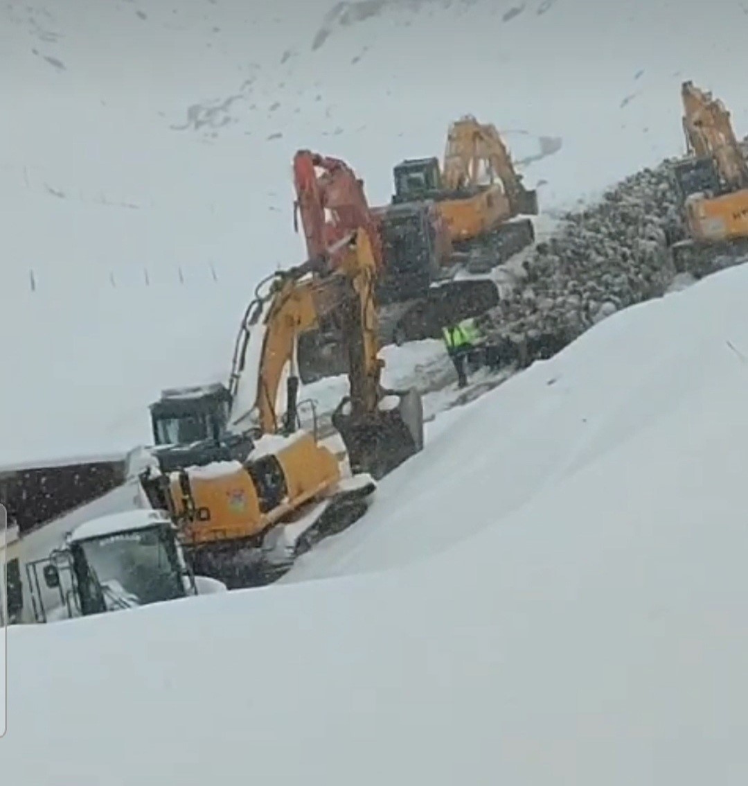 Başkale’de yollar kapandı