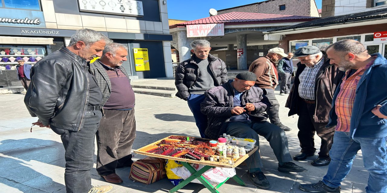 Ağrı'da 20 yıldır cami önlerinde esans satıyor