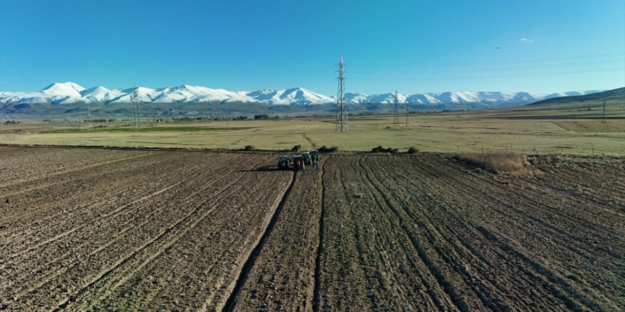 Erzurum'da Tarım Lisesinin 800 Dönümlük Arazisinde Buğday Ekimi Yapıldı