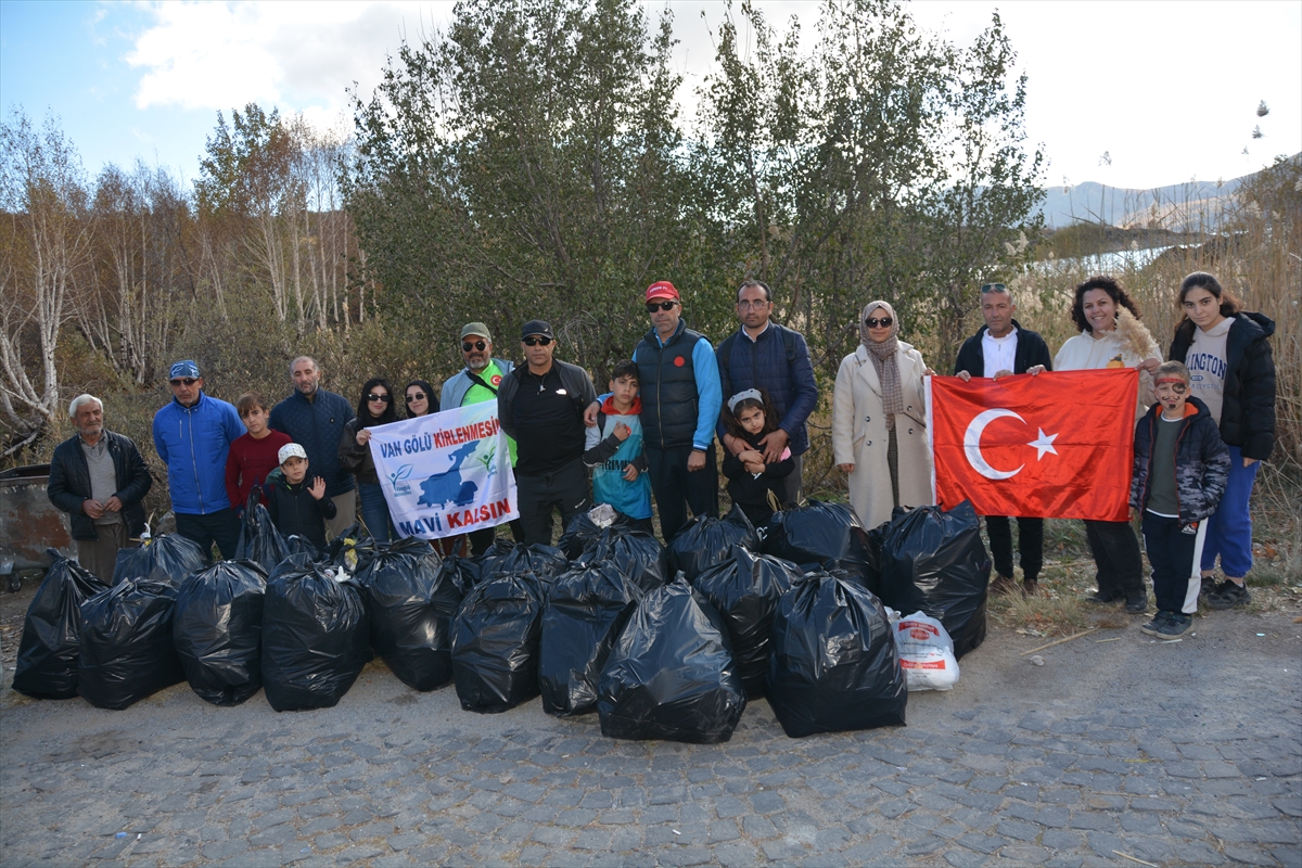 Doğaseverler Nemrut Kalderası'nın çevresini tertemiz yaptı