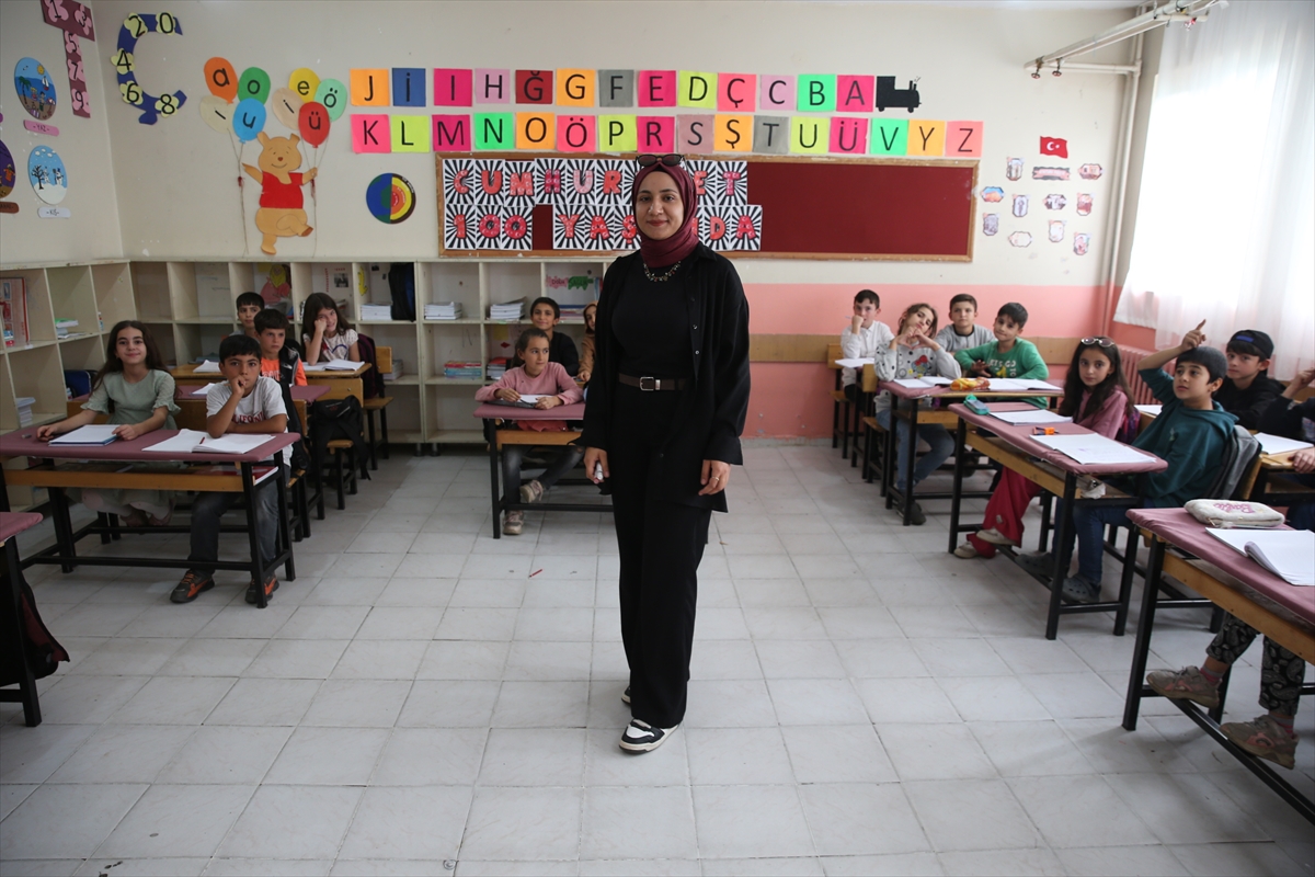 Bitlis'te Eda öğretmen dersleri canlandırmalı anlatarak eğlenceli kılıyor