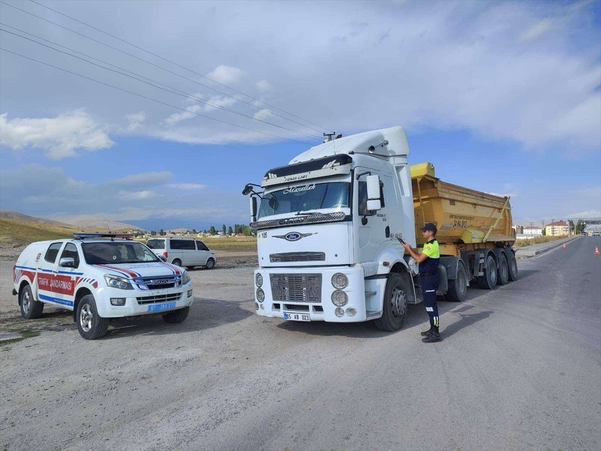 Van'da sıkı trafik denetimi: 164 araç trafikten men