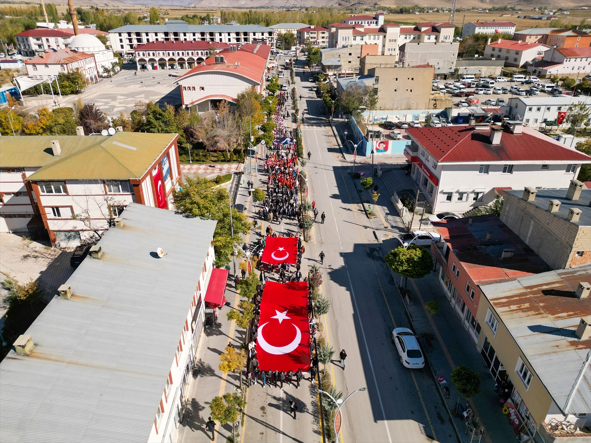 Van ve Muş'ta "Cumhuriyet Yürüyüşü" yapıldı