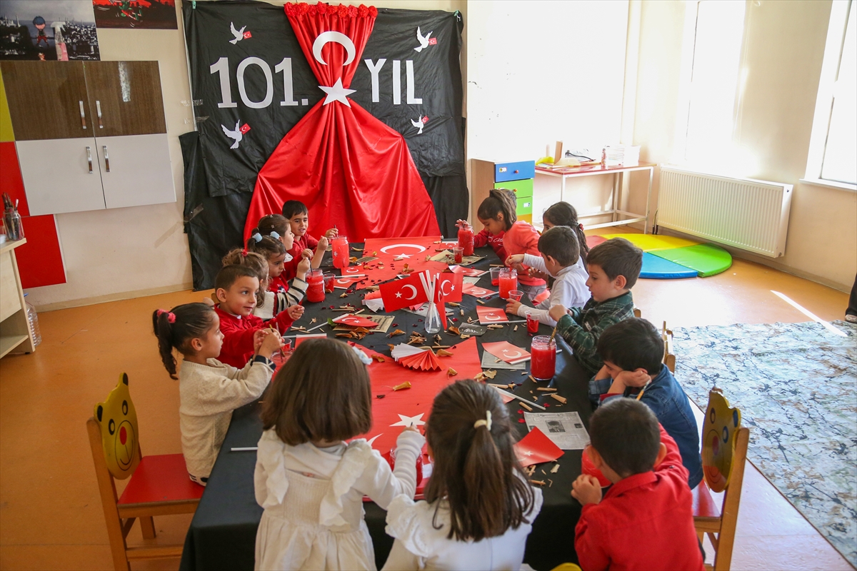 Van'da anaokulu öğrencileri Cumhuriyet Bayramı'nı kutladı