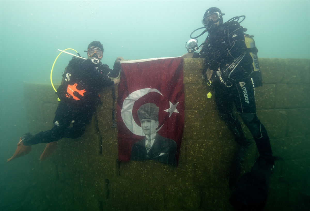 Van Gölü'nün derinliklerinde Cumhuriyet Bayramı kutlandı