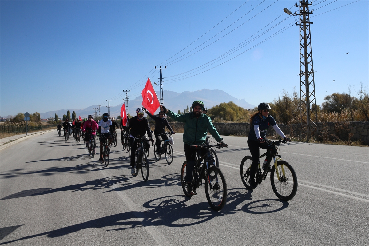 Van'da "Cumhuriyet Bisiklet Turu" düzenlendi