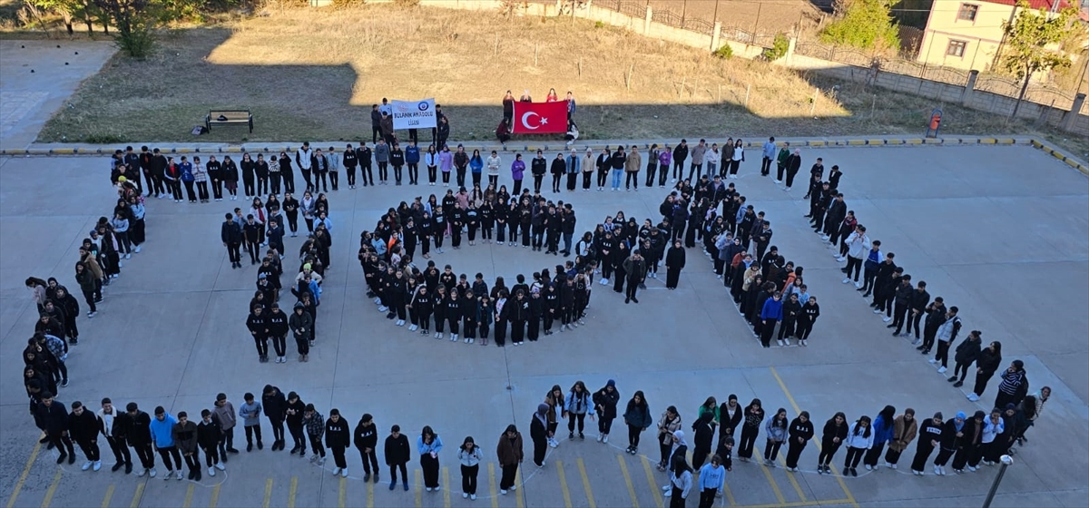 Muş'ta öğrencilerden Cumhuriyet'in 101'inci yılına özel koreografi