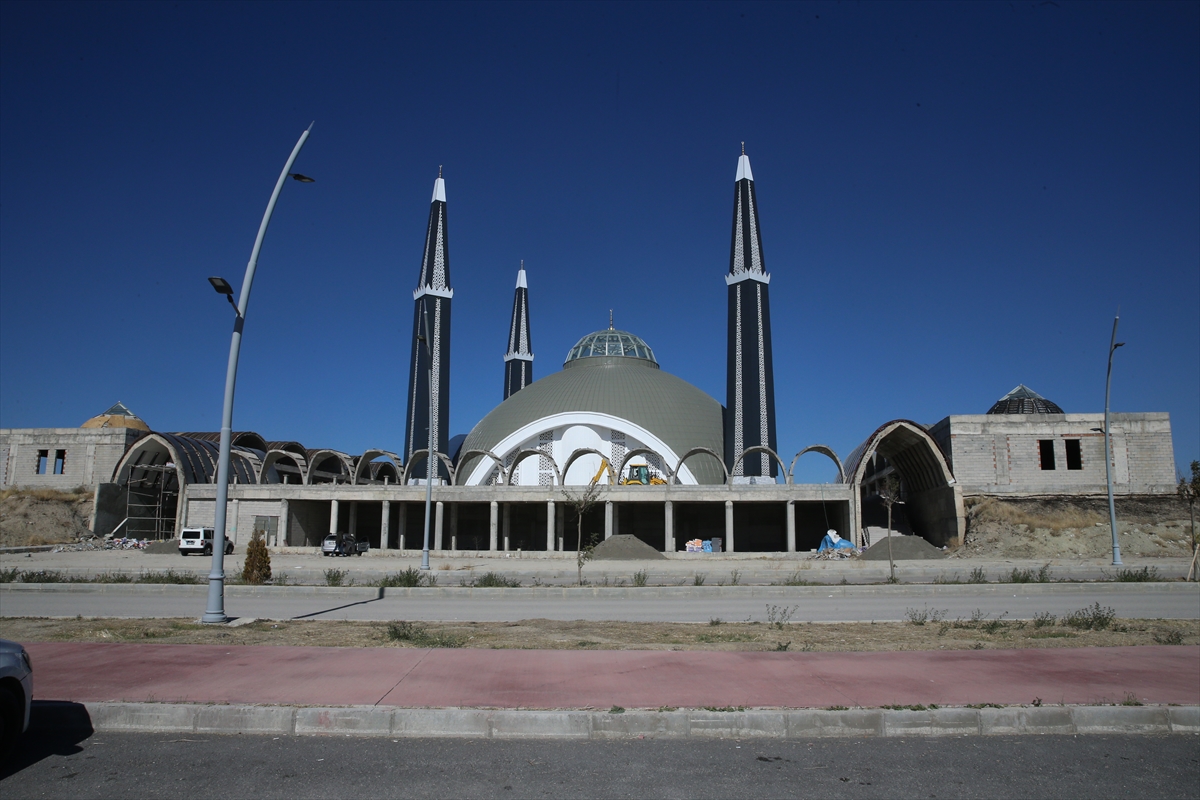 Van'da "Tıbbiye Cami ve Külliyesi" yapımının bitmesi için destek bekleniyor