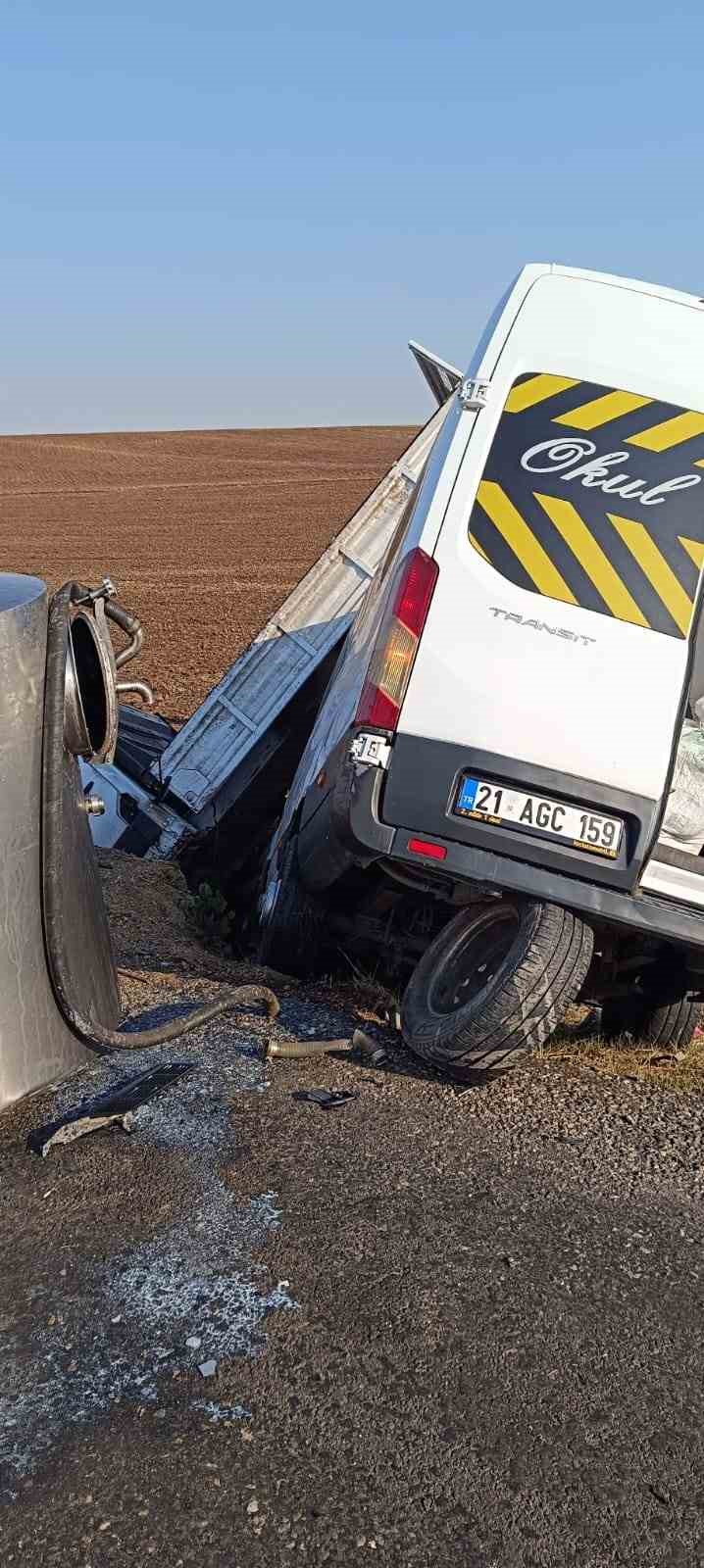 Diyarbakır’da feci kaza: 12'si öğretmen 14 yaralı