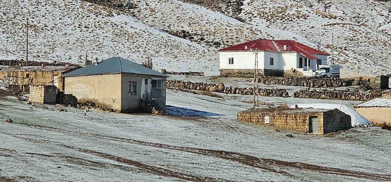 Bitlis'te en yüksek rakımlı köy beyaza büründü