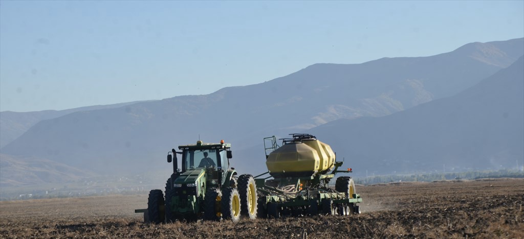 Muş'ta çiftçilerin buğday ekimi başladı