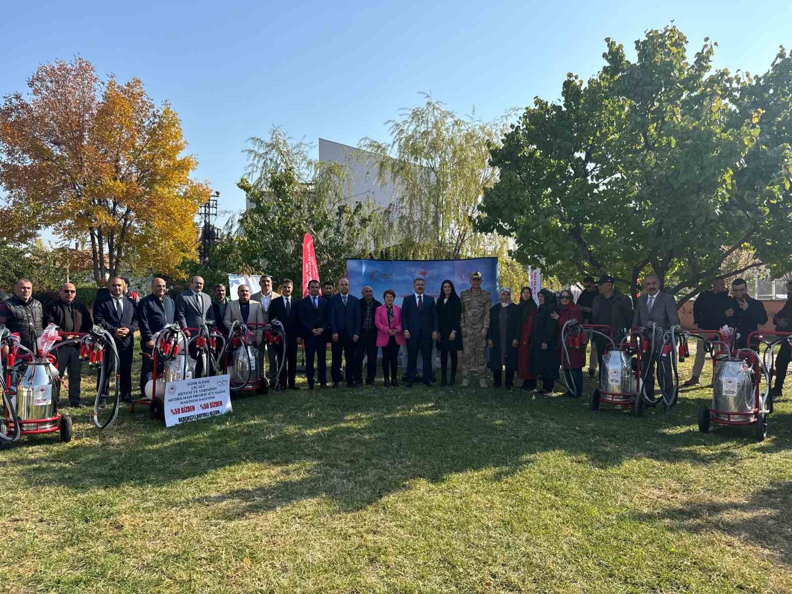 Iğdır’da üreticilere süt sağım makineleri dağıtıldı