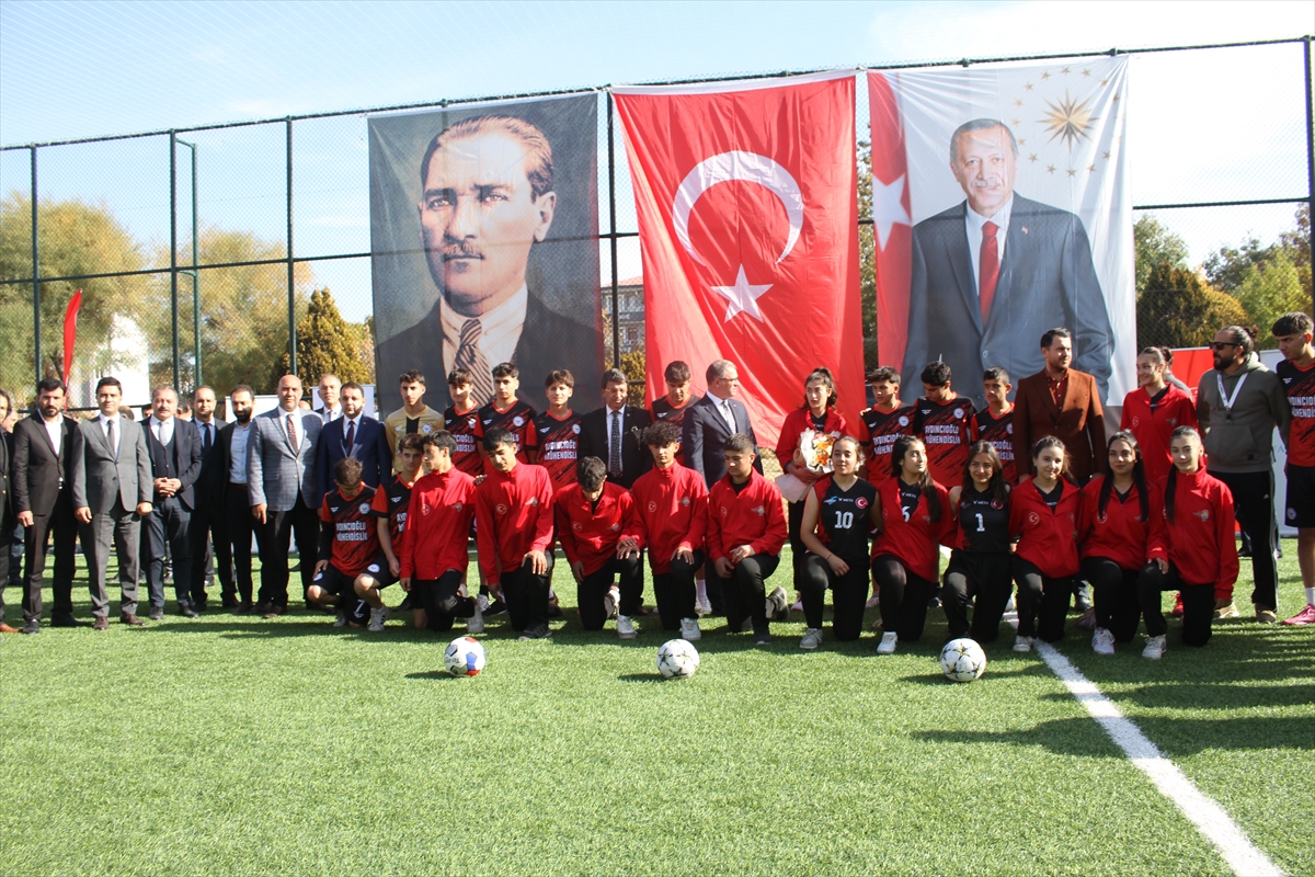 Van'da 90 okul halı sahaya kavuştu