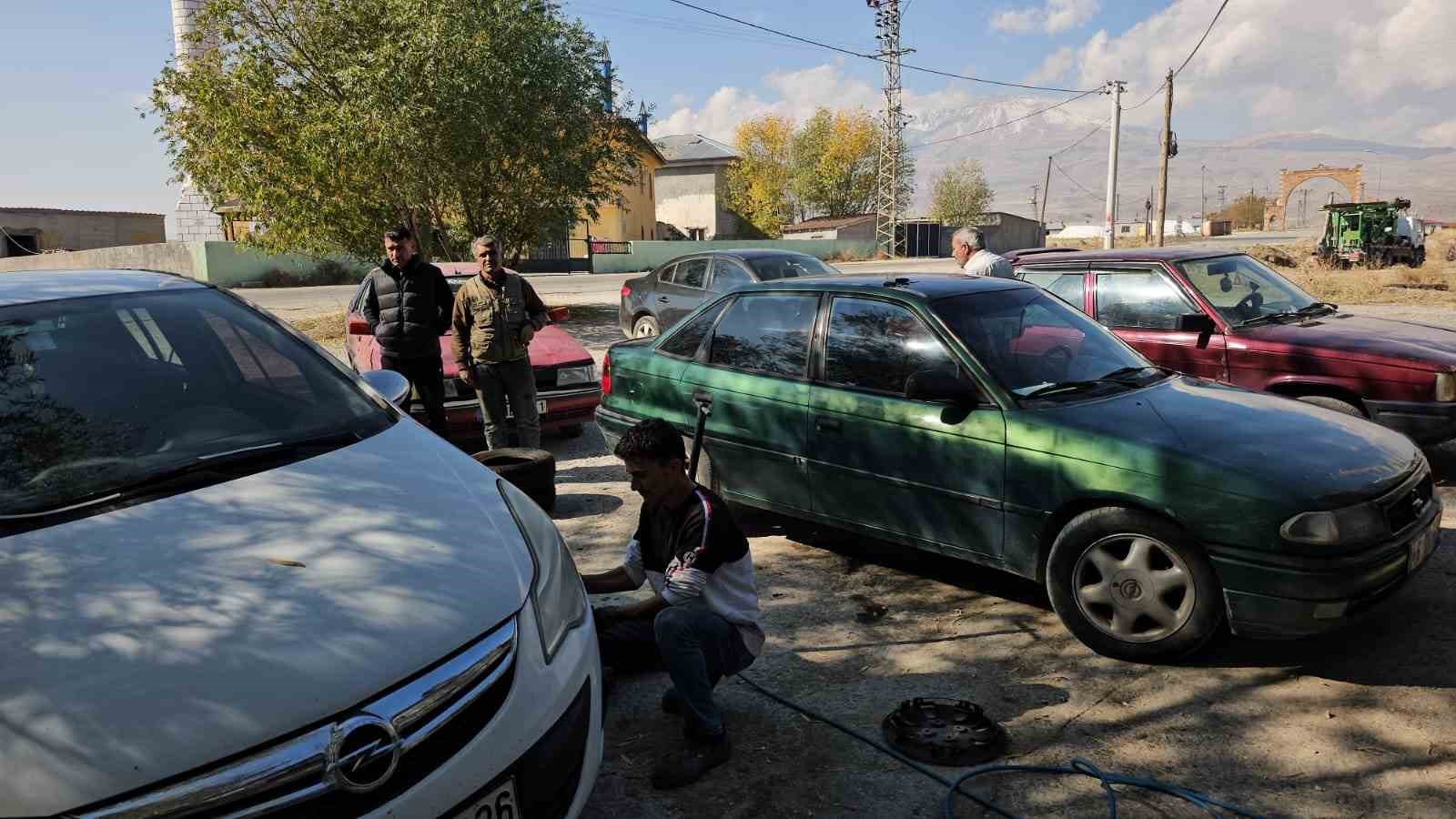 Bitlis’te lastikçiler doldu taştı