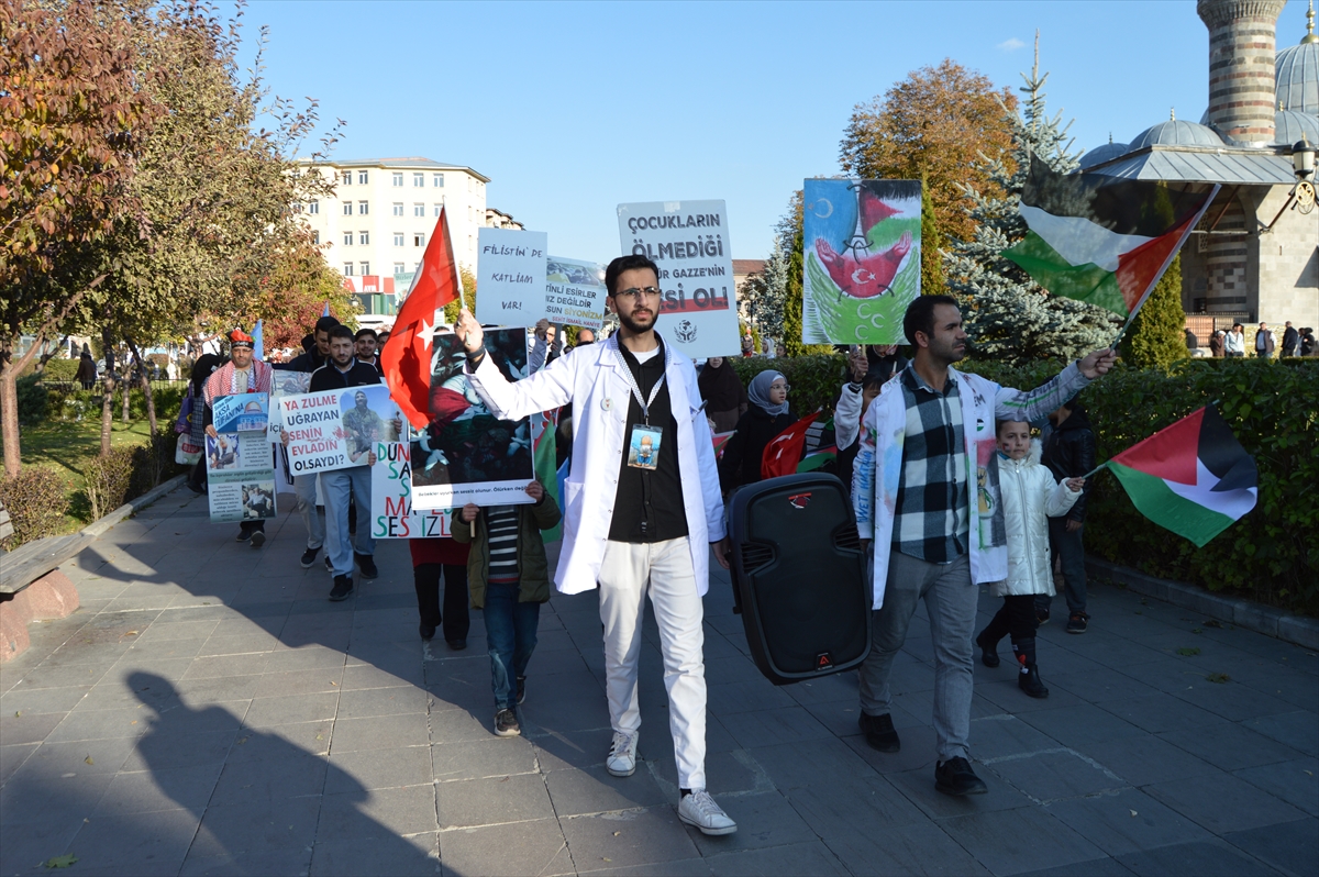 Erzurum'da sağlık çalışanları Gazze için yürüdü