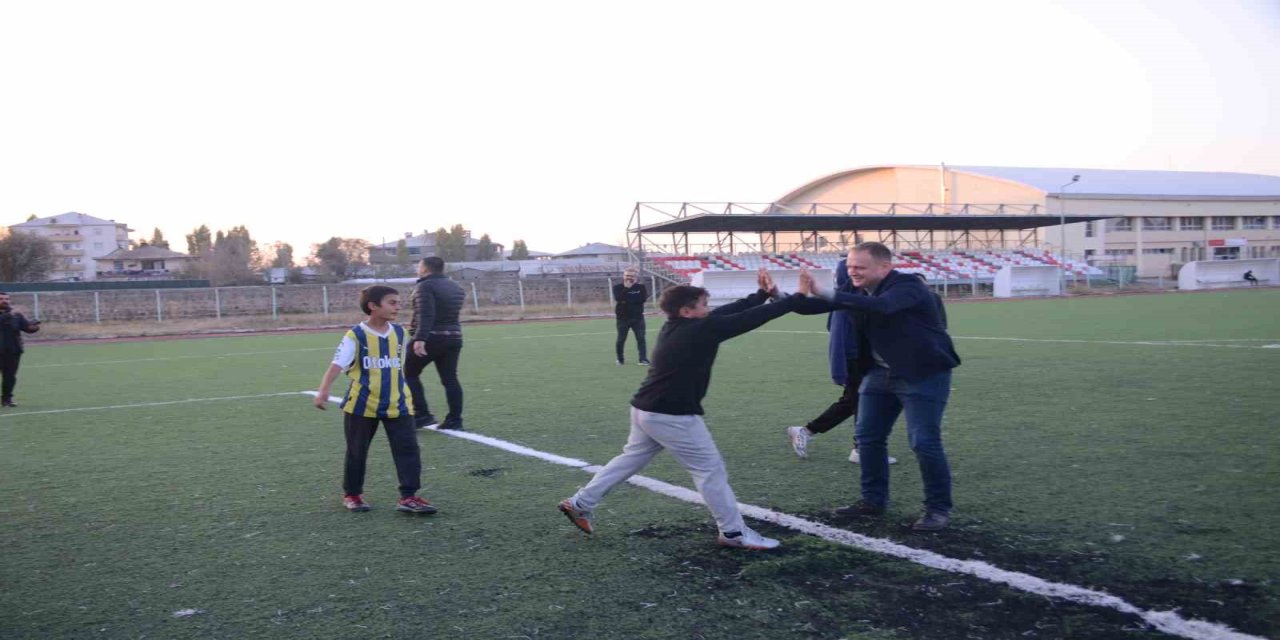 Muş Bulanık Kaymakamı'nın Çocuklarla Futbol Mesaisi