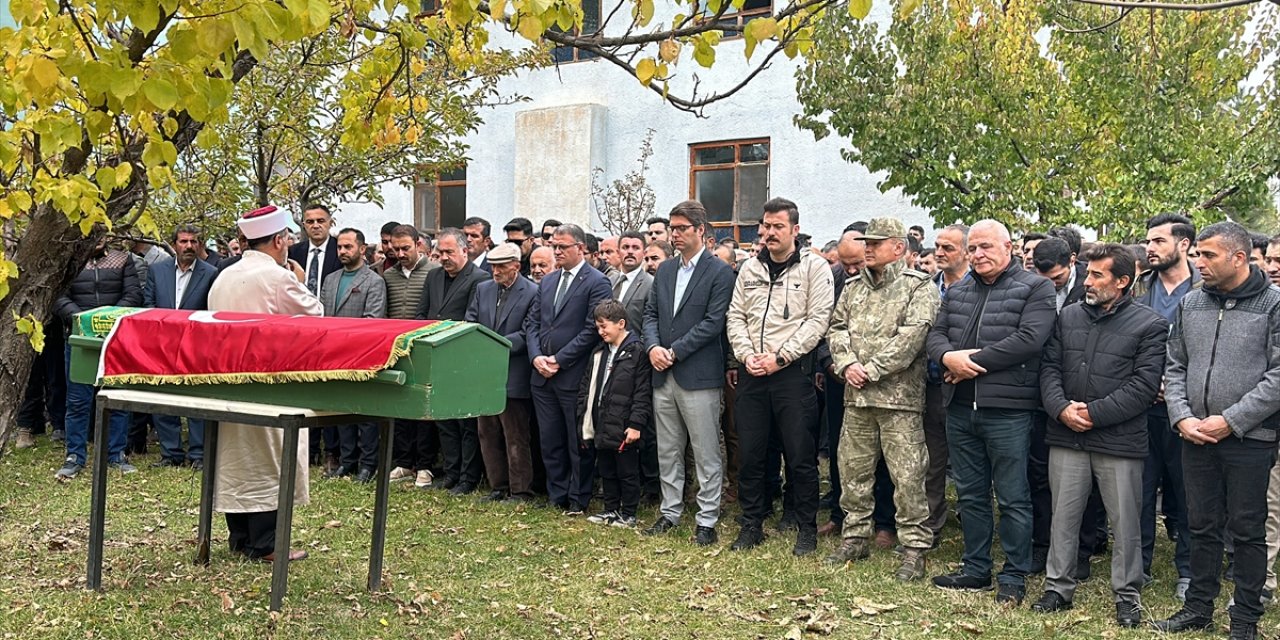 Erciş'te Silahlı Saldırıda Vefat Eden Sağlık Çalışanı Toprağa Verildi