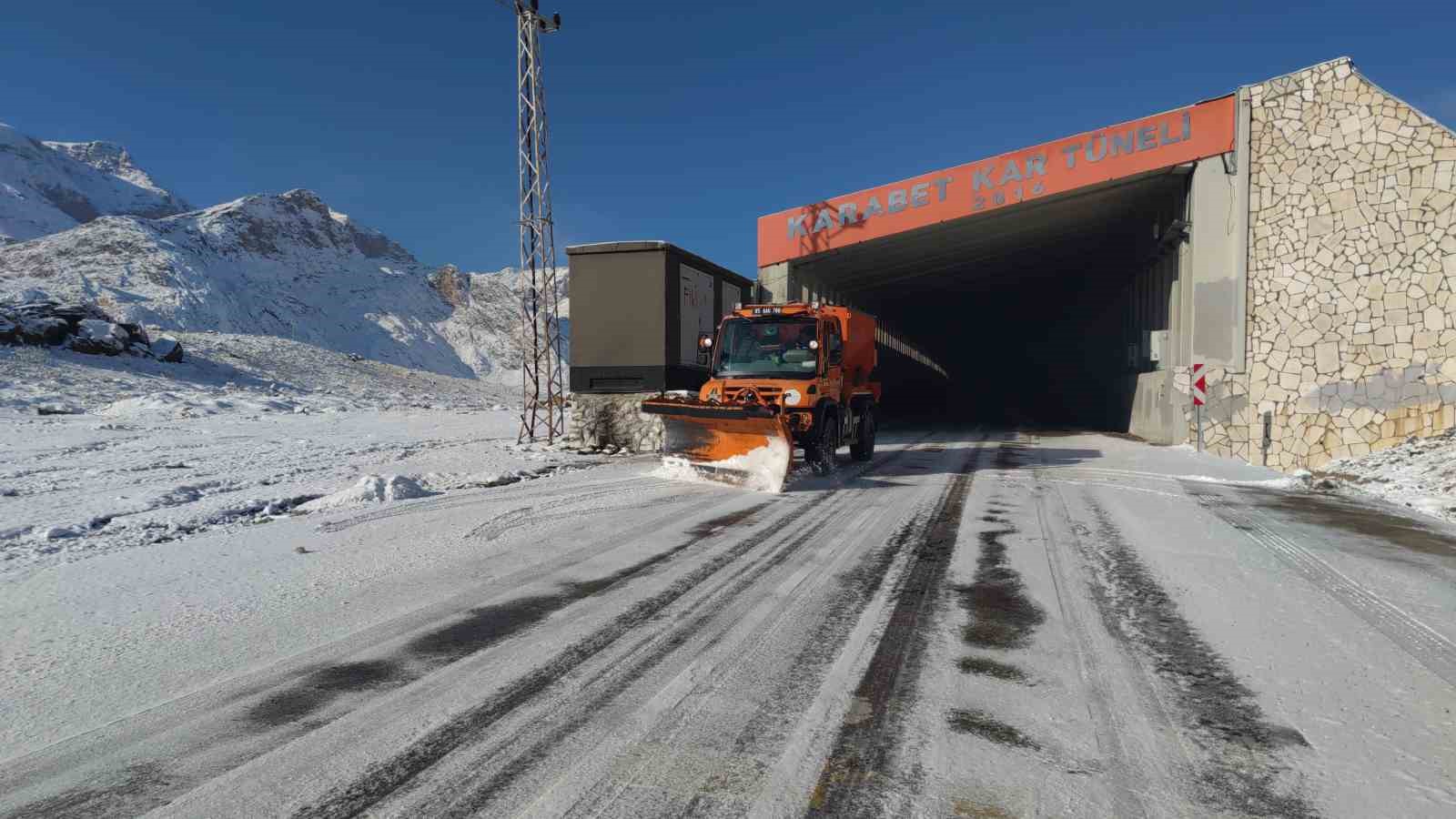 Karabet Geçidi’nde kar mesaisi erken başladı