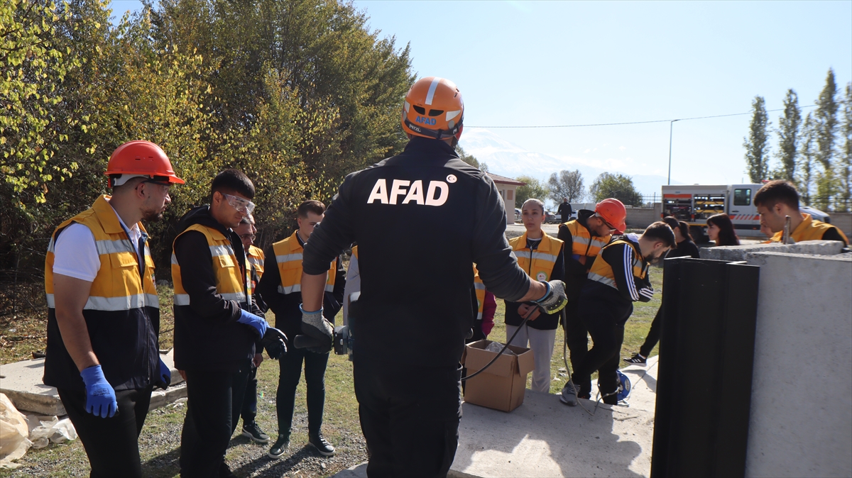 Iğdır'daki afet parkuru üniversitelilere eğitim alanı oldu