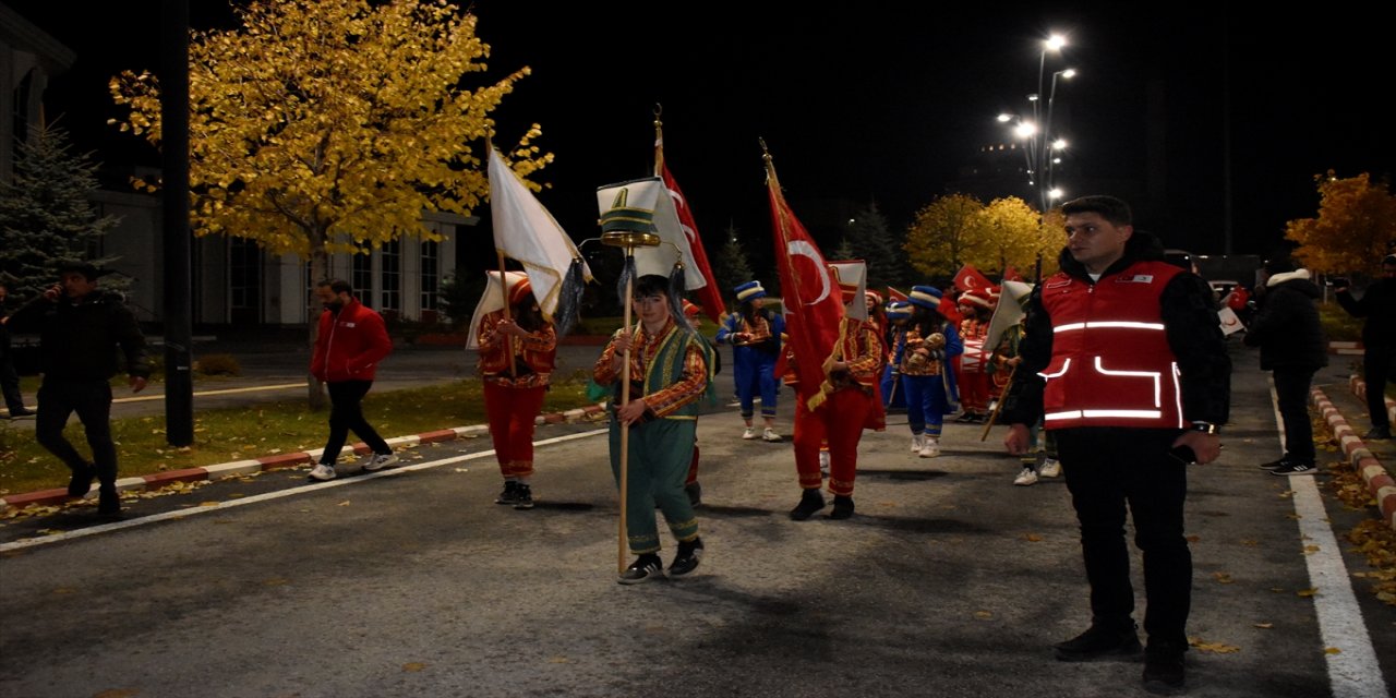 Bitlis'te Kızılay Haftası Meşaleli Yürüyüş ile Kutlandı