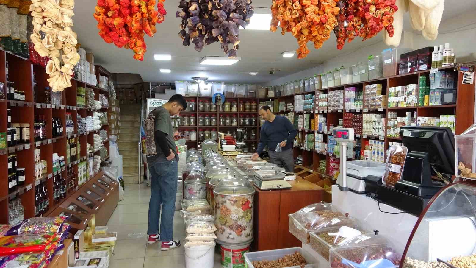 Van’da havalar soğuyunca vatandaşlar aktarların yolunu tuttu