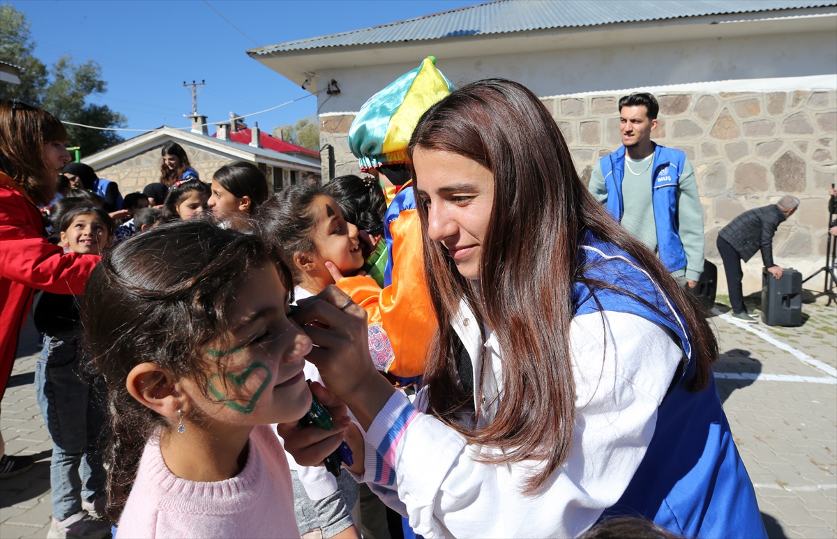 Muş'ta gençler "mutluluk" yolculuğuyla 11 bin 650 çocuğa ulaştı