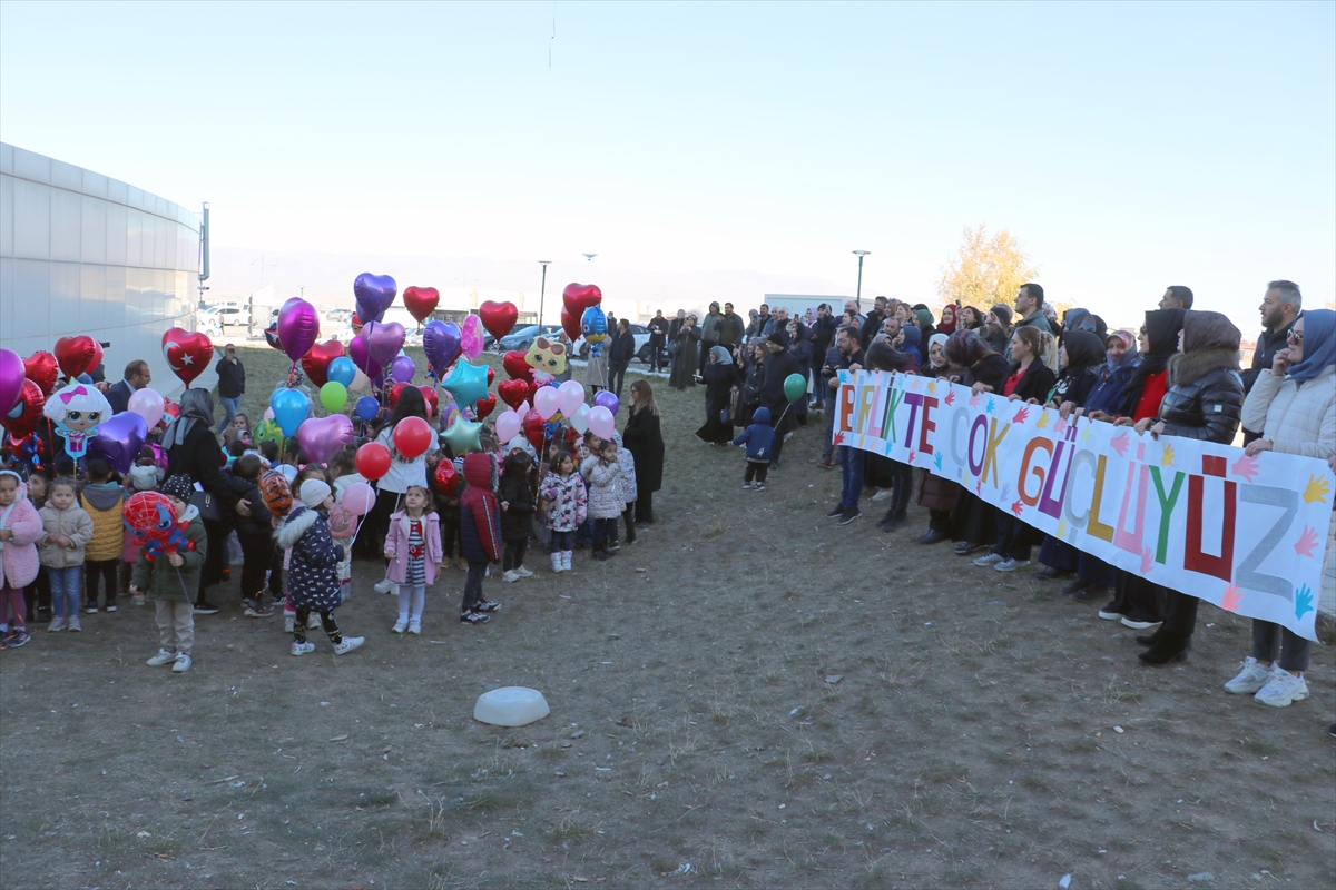 Erzurum'da minikler lösemili akranları için gökyüzüne balon bıraktı