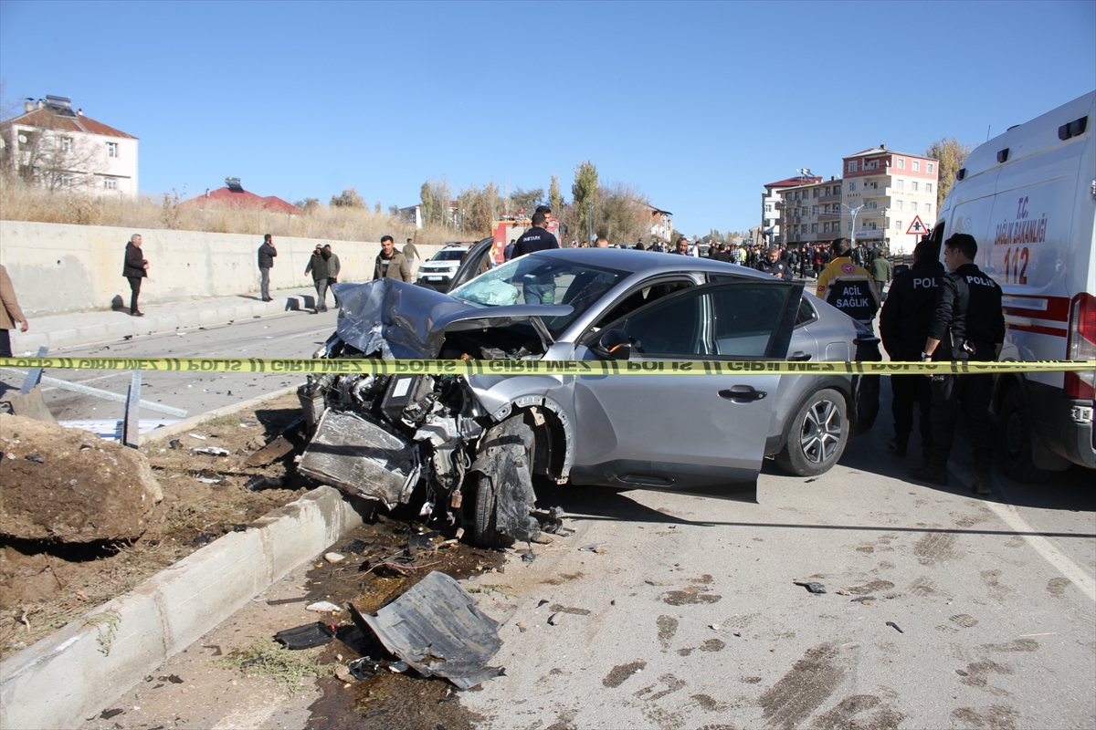 Muş'ta iki otomobilin çarpıştı: 1 ölü, 1 yaralı