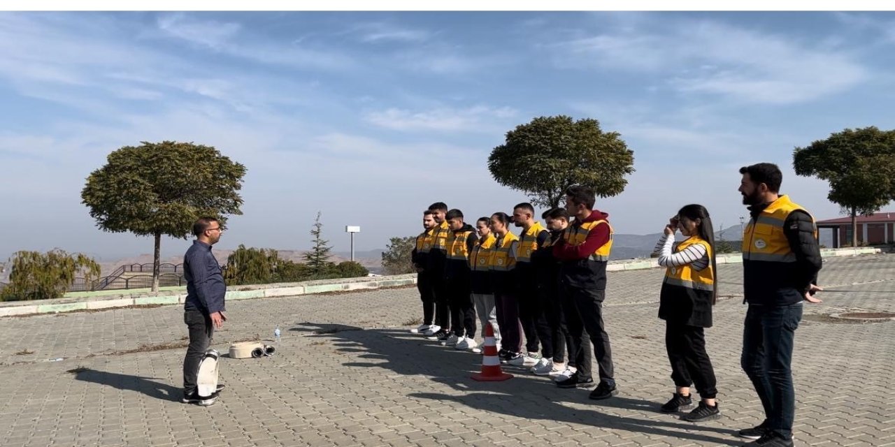 Iğdır Üniversitesi İtfaiyecilik Programı Öğrencilerine Uygulamalı Eğitim Verildi