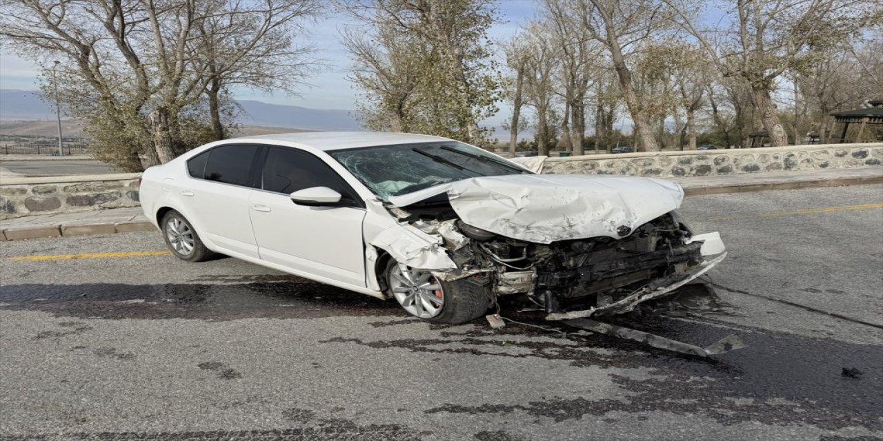 Erzurum'da Bir Otomobil Duvara Çarptı