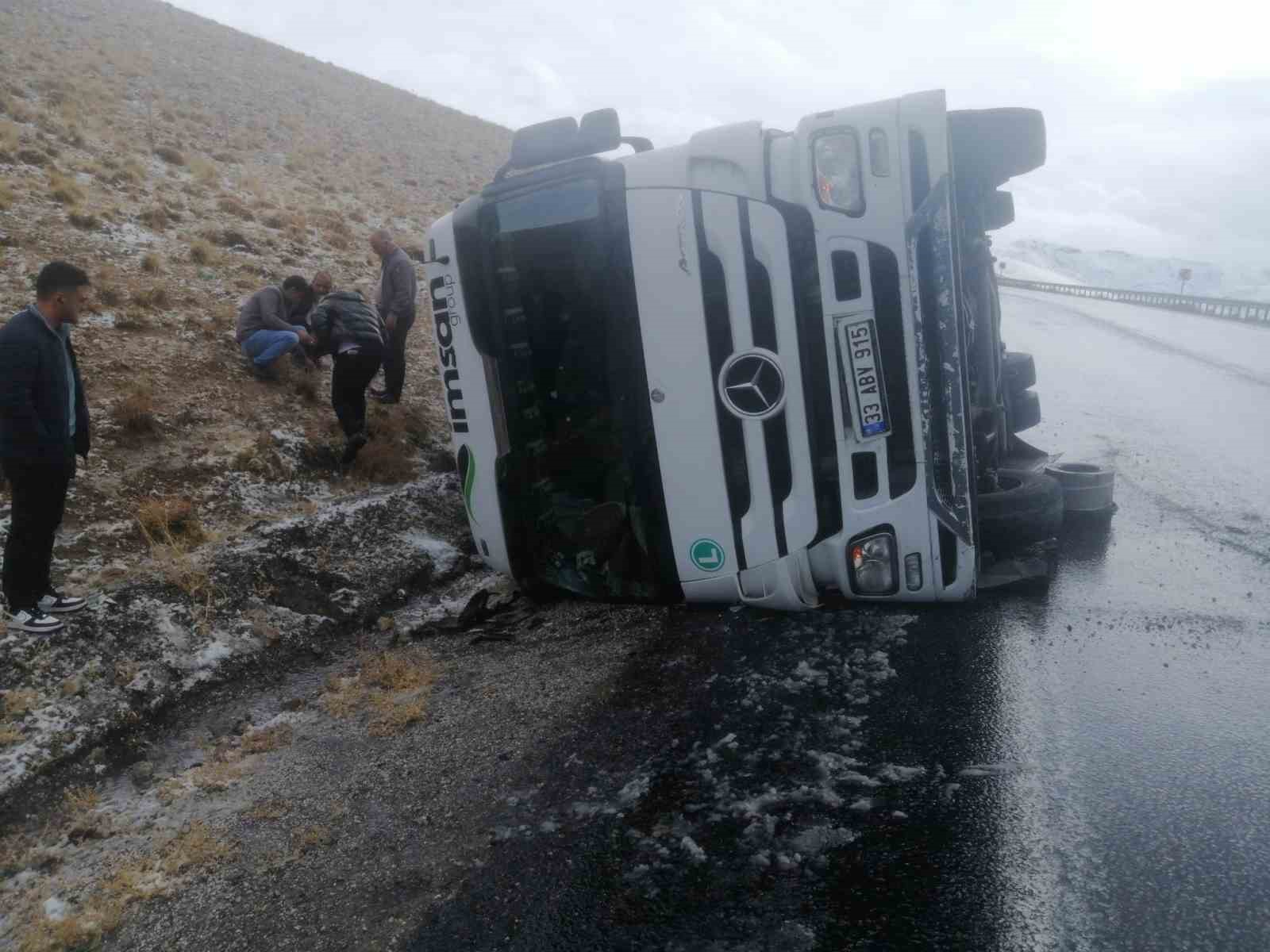 Van'da tır devrildi: 1 yaralı