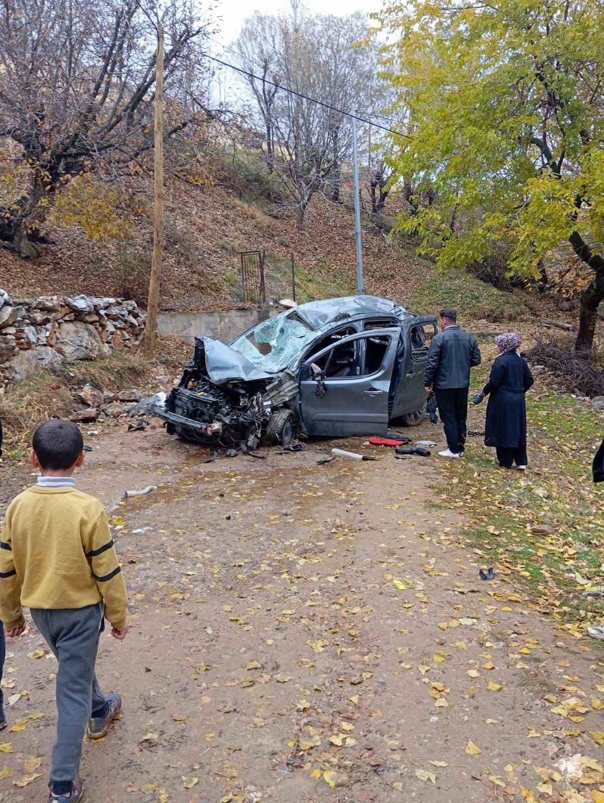 Bitlis’te kamyonet şarampole uçtu: 5 yaralı