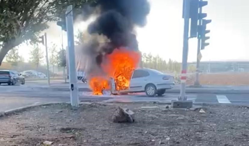 Diyarbakır’da seyir halindeki otomobil alev aldı