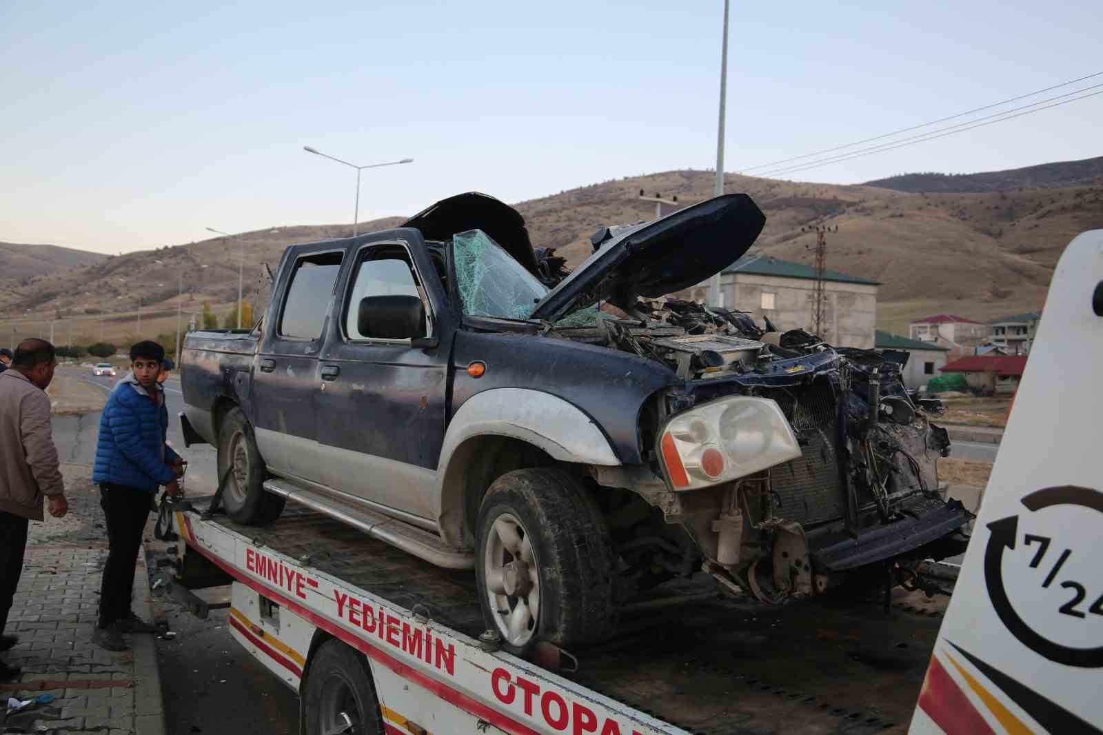 Muş’ta hafif ticari araç ile kamyon birbirine girdi