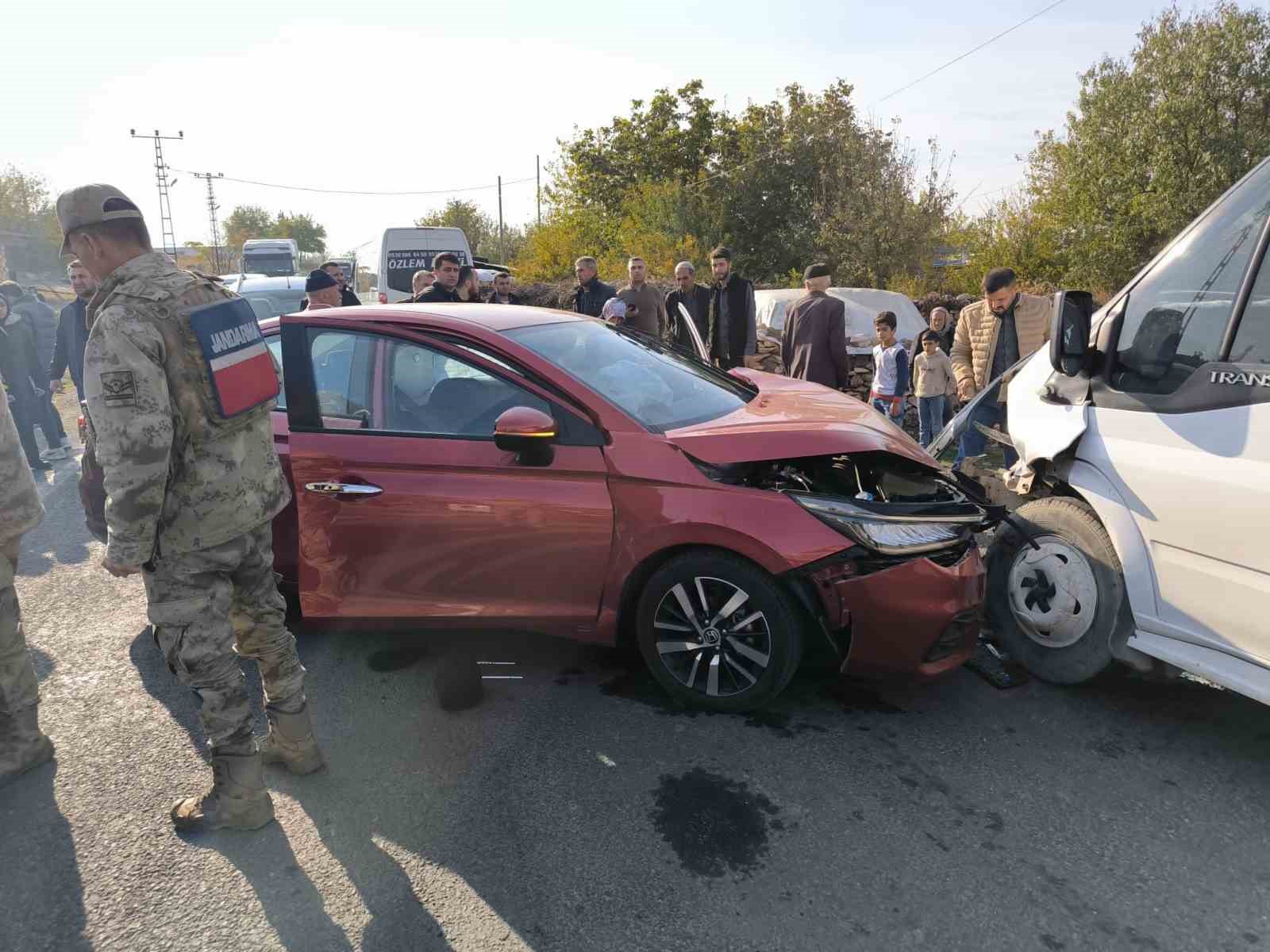 Diyarbakır’da servis ile otomobil çarpıştı: 13 yaralı