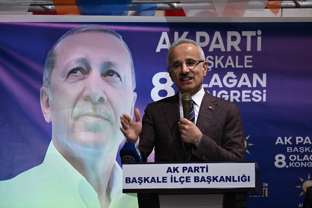 Bakan Uraloğlu, Van'da AK Parti 8. Olağan İlçe Kongresi'ne katıldı