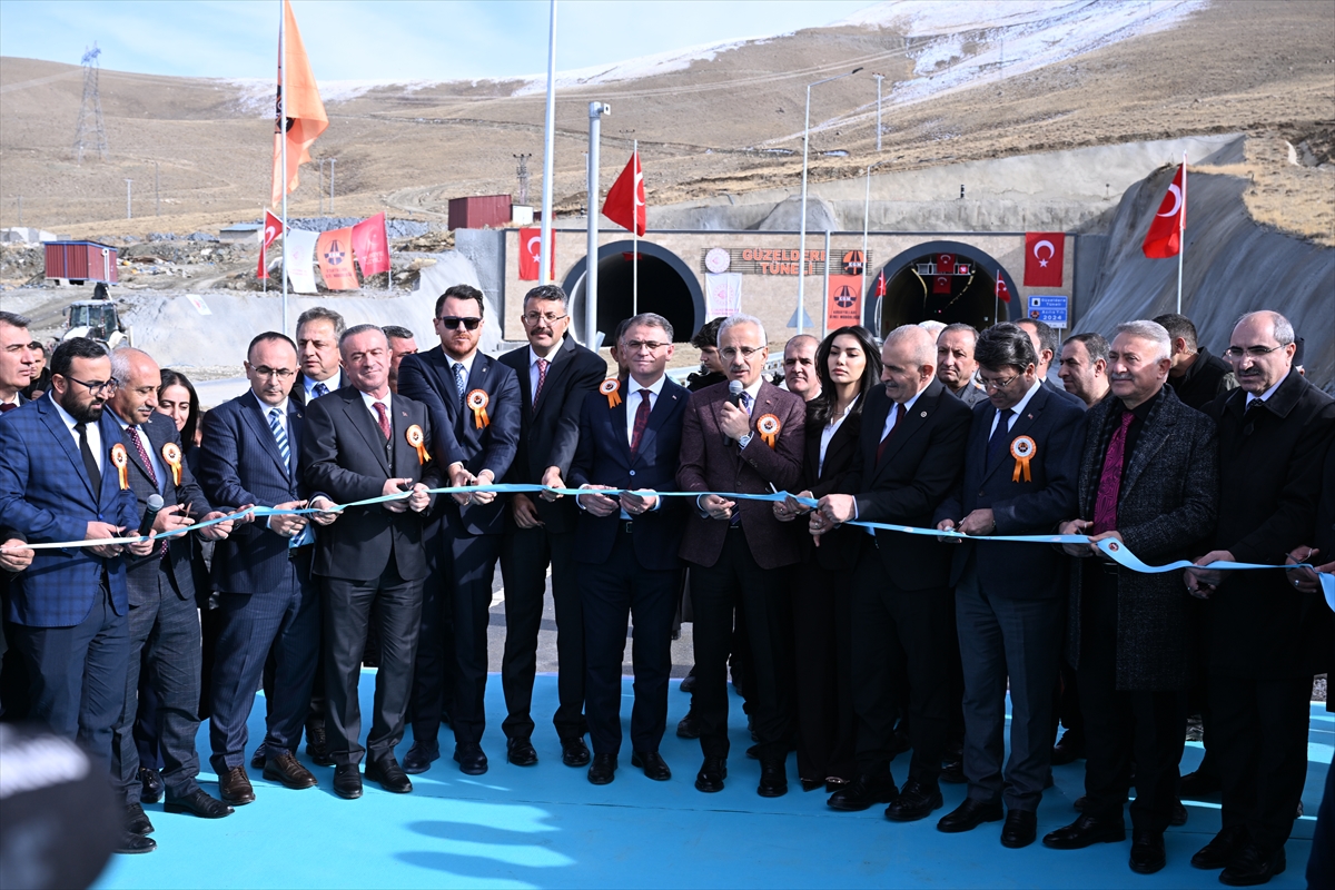 Van-Hakkari yolundaki Güzeldere Tüneli açıldı