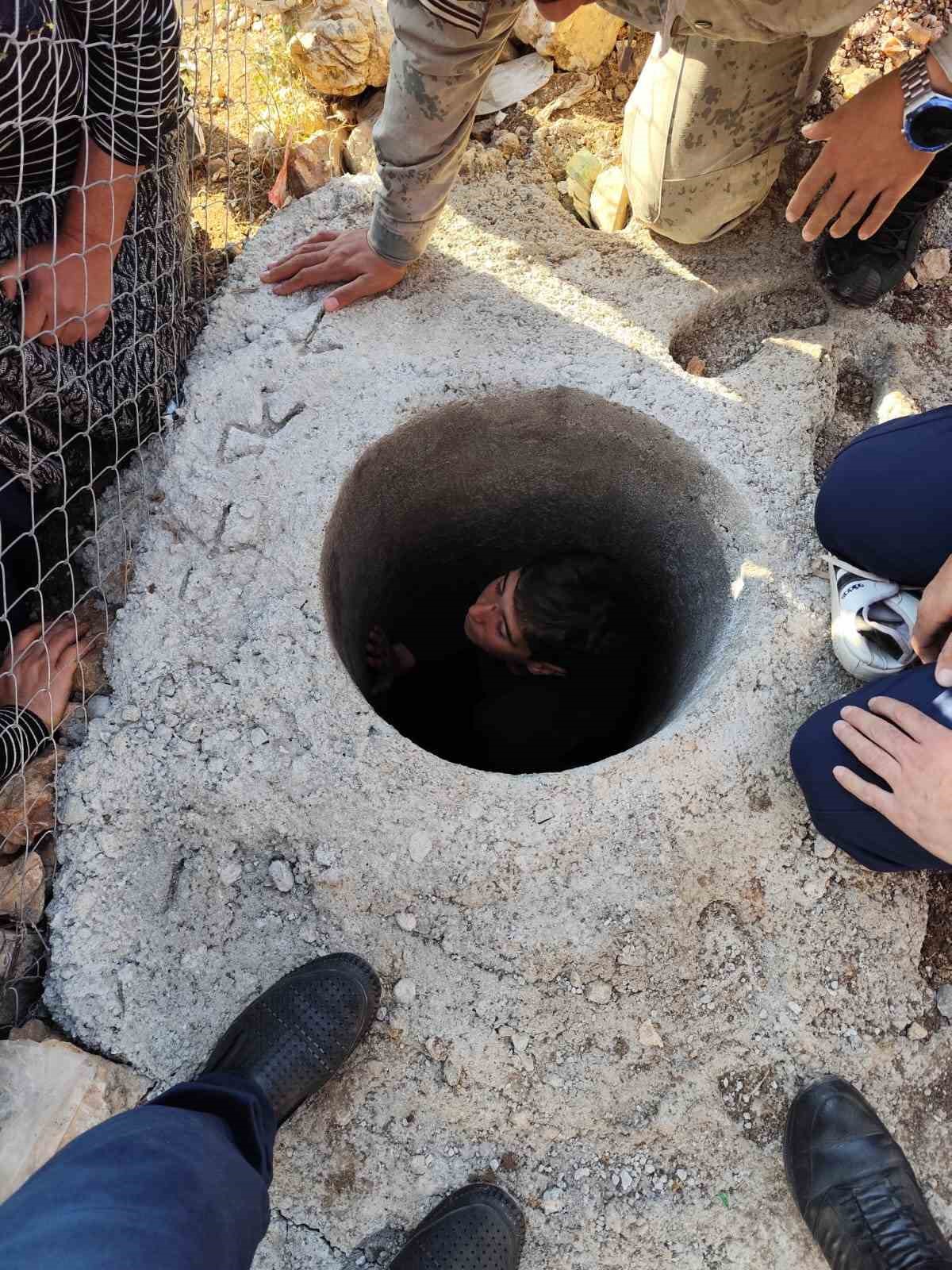 Diyarbakır’da 12 yaşındaki çocuk, elektrik direği çukuruna düştü