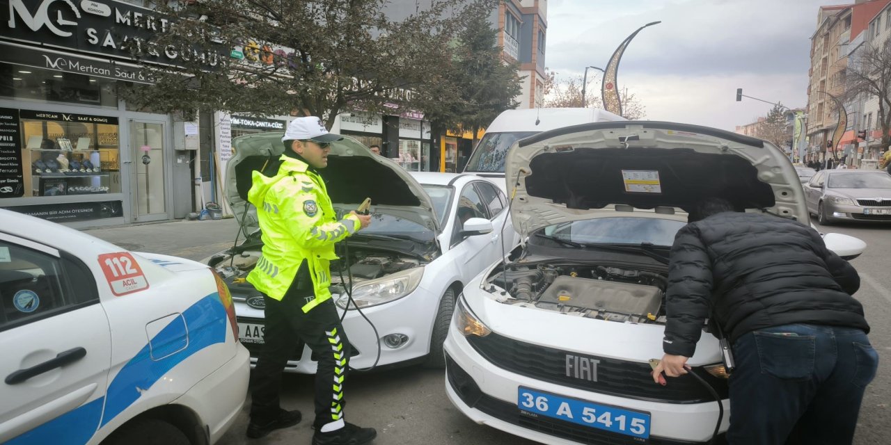 Kars’ta Trafik Ekiplerinden Soğukta Mahsur Kalan Aileye Sıcak Yardım