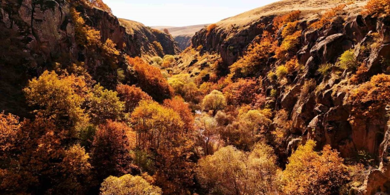 Bitlis Uludere Kanyonu Sonbaharın İhtişamlı Renklerine Büründü