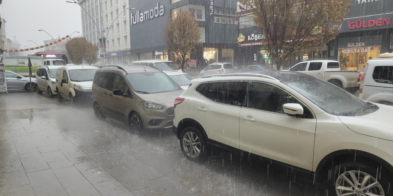 Ağrı’da Şiddetli Yağmur: Cadde ve Sokaklar Sular Altında Kaldı