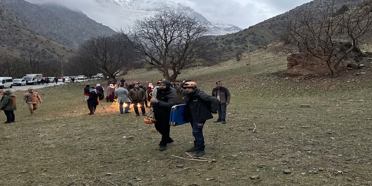 Van'da Bir Çoban Kaya Parçalarının Altında Kalarak Can Verdi