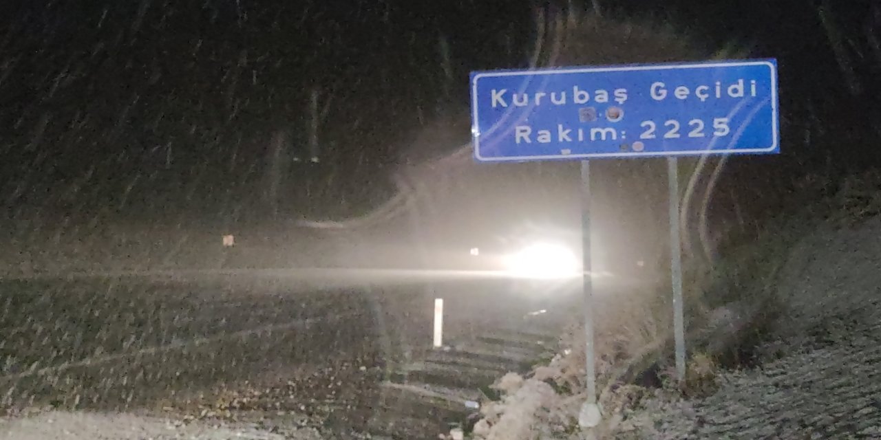 Van'da Kurubaş ve Karabet Geçitlerinde Sürücüler Yoğun Sis Altında Kaldı