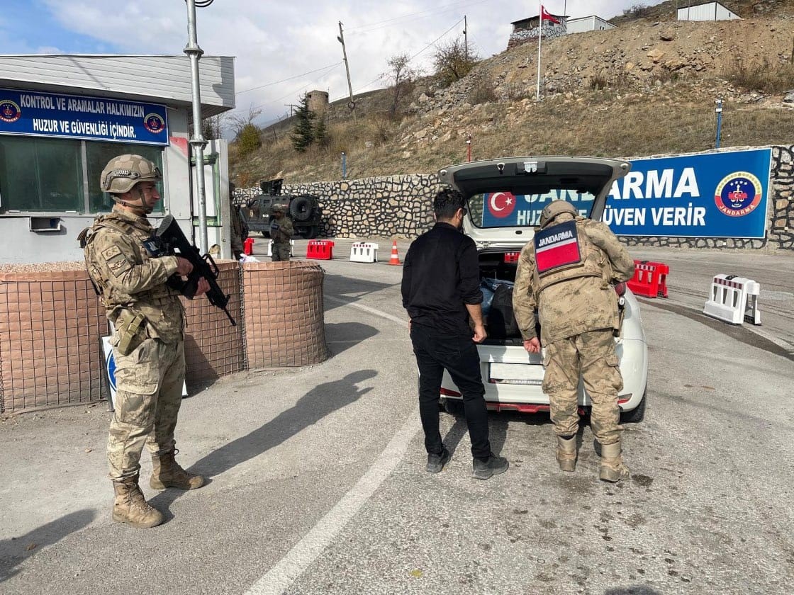 Van’daki sıkı denetimlerde çeşitli suçlardan 14 kişi tutuklandı