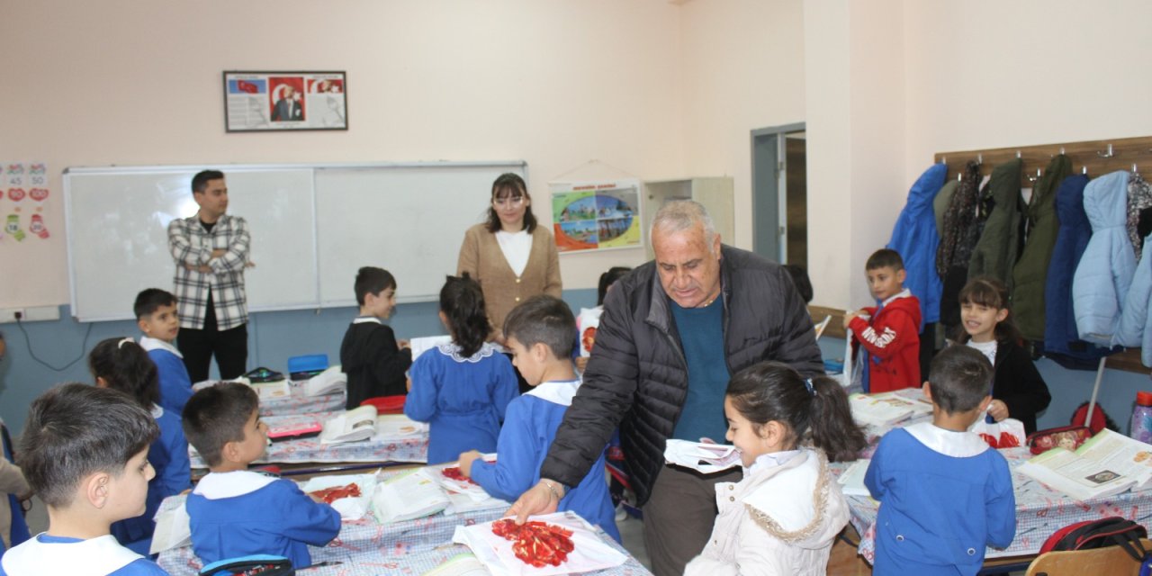 Sarıgül Muhtarı Öğrencilere Kırtasiye Yardımı Yaptı