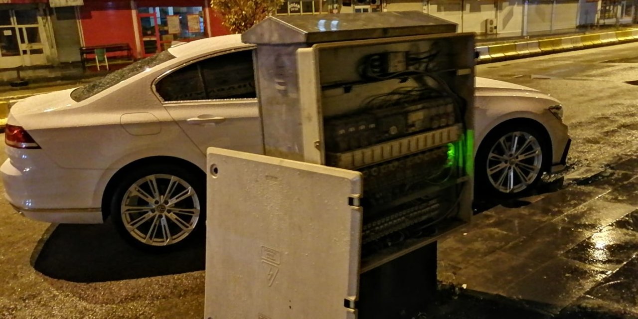 Eski Van Caddesi'nde Kapakları Sökülmüş Elektrik Panosu Tehlike Saçıyor