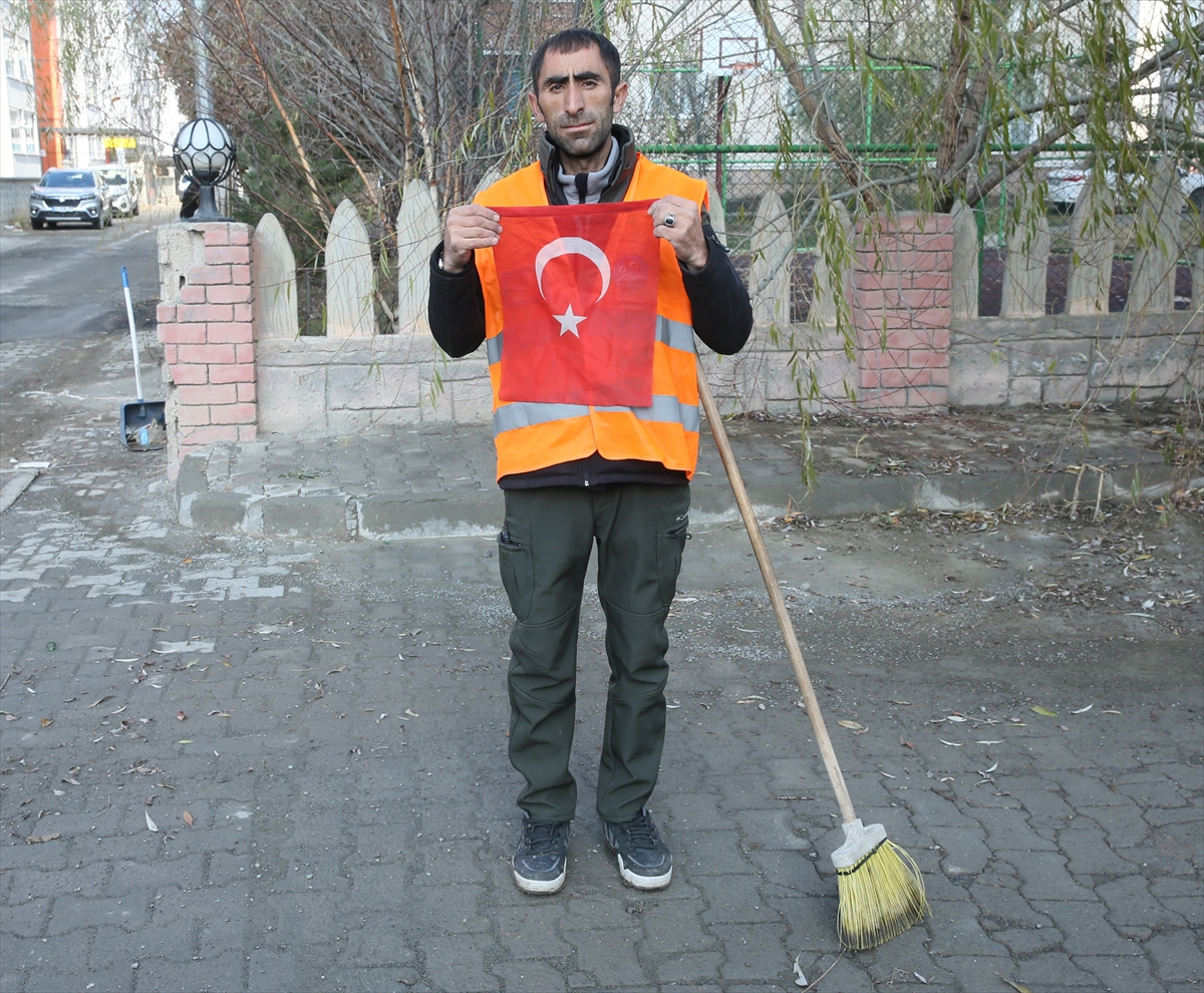 Kars'ta çöpte bulduğu Türk bayrağı alan belediye çalışanının hassasiyeti takdir topladı